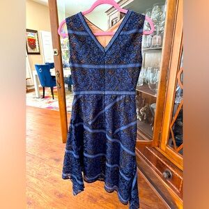 LIKE NEW GORGEOUS BCBGMAXAZRIA BLUE LACE DRESS WITH HANKERCHIEF HEM SZ 0 (zero)
